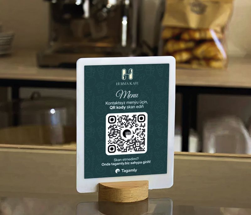 Kafäniň sergisinde Hurma Kafe we Tagamly QR-kodly tagtajygy